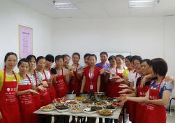 南寧月嫂娘子軍家政致：愛(ài)美的寶媽們，春節不增重你得這樣吃哦！